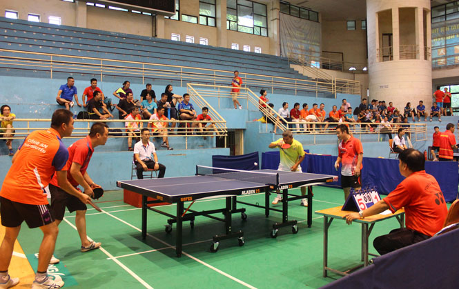 Gần 250 vận động viên tham gia giải bóng bàn, cầu lông