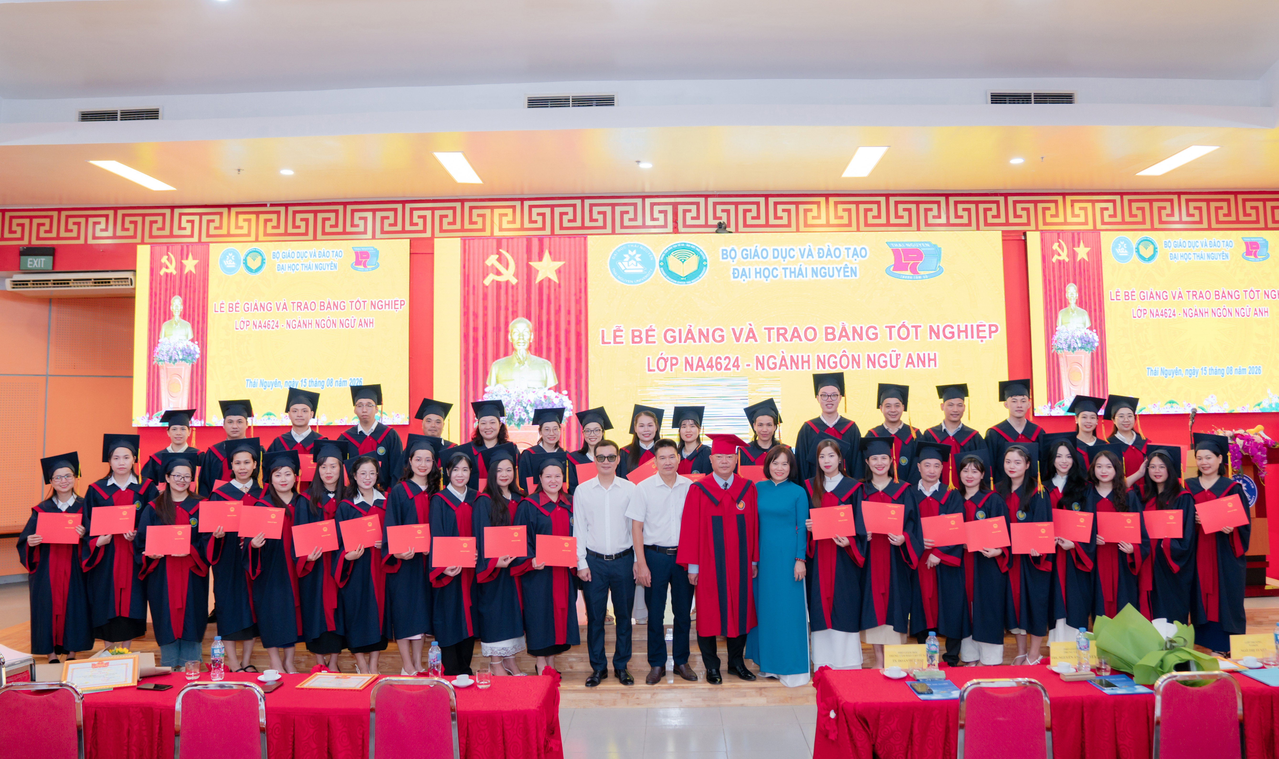 Lễ Bế giảng và trao bằng tốt nghiệp lớp NA4624 – Ngành ngôn ngữ Anh
